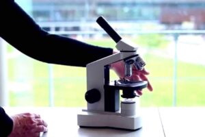 Basismodel van een microscoop.