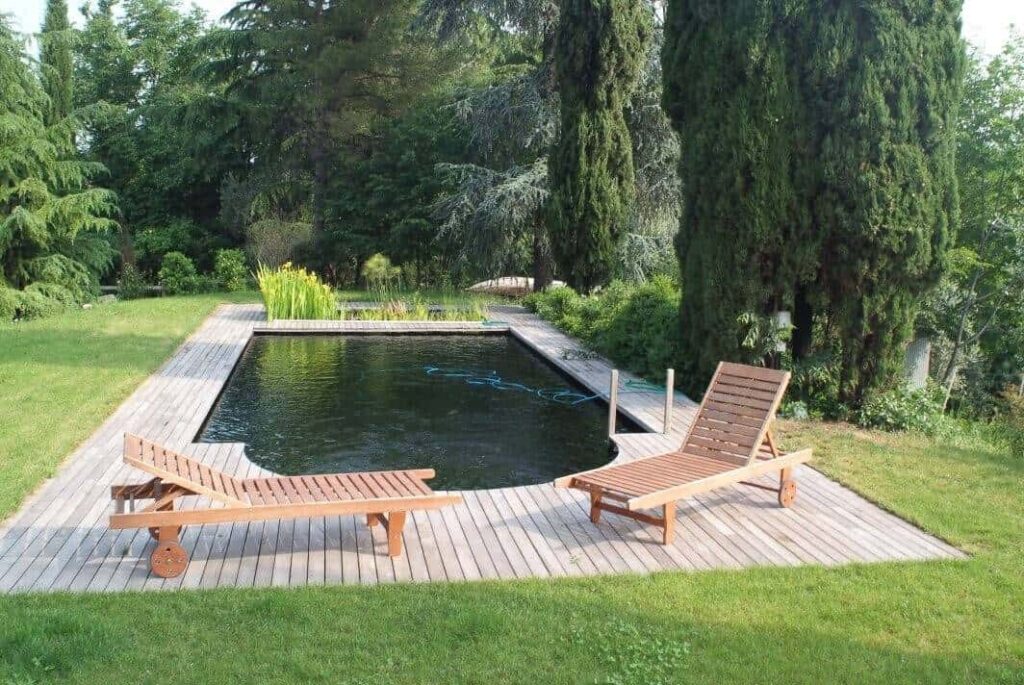 Zwemvijver met ligstoelen